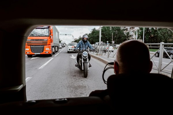 Comment enseigner la sécurité routière à un enfant motard ?